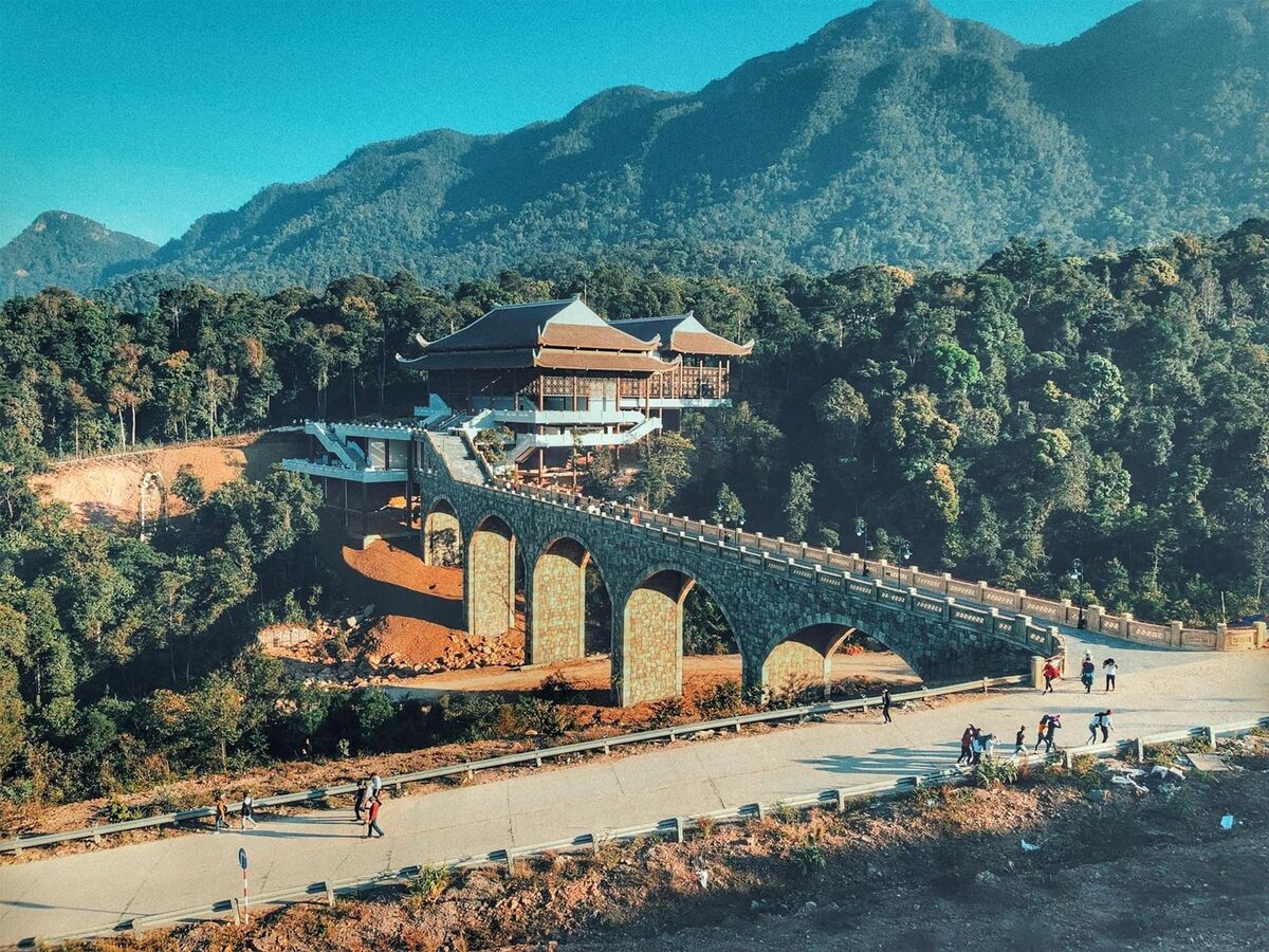 When climbing Yen Tu mountain, visitors will pass some Buddhist architecture