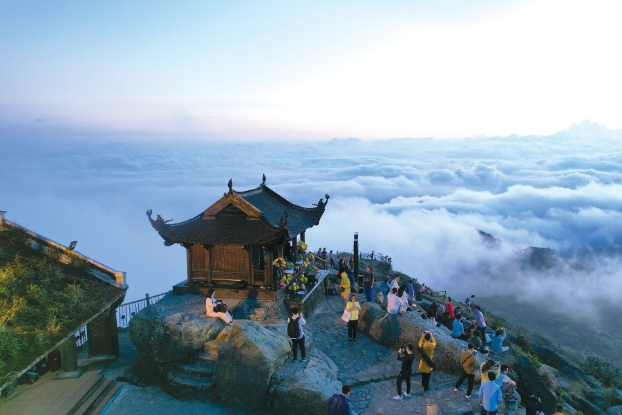 Don't forget to bring a warm jacket when you reach the peak of Yen Tu Mountain