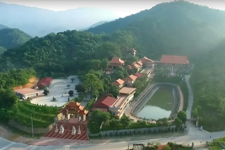 Visitors can admire the architecture and learn about Buddhist teachings before continuing to the mountain peak