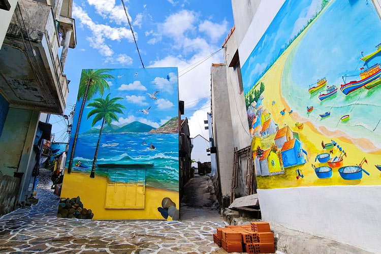 The paintings on the walls that make Nhon Ly fishing village more vibrant