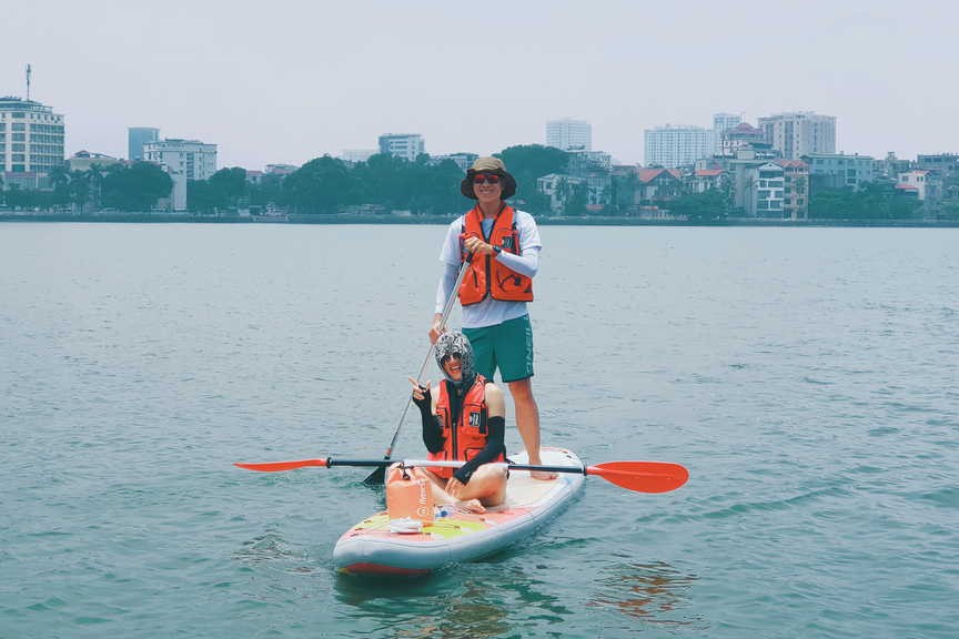 SUP is a sport attracting the young. Source: MIA.vn 