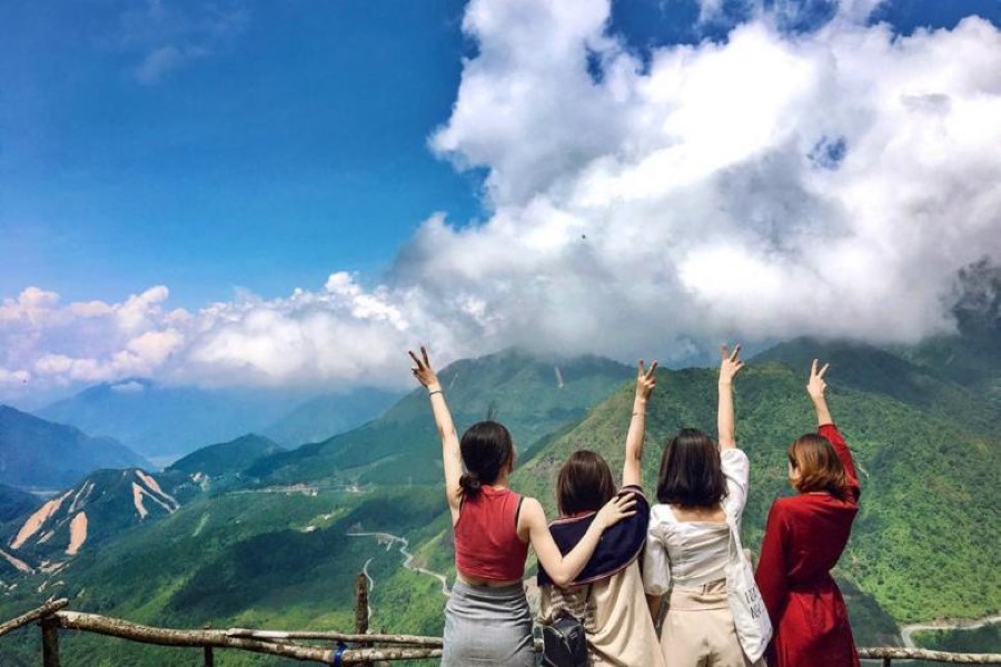 Cloud hunting at the peak of Ham Rong Mountain