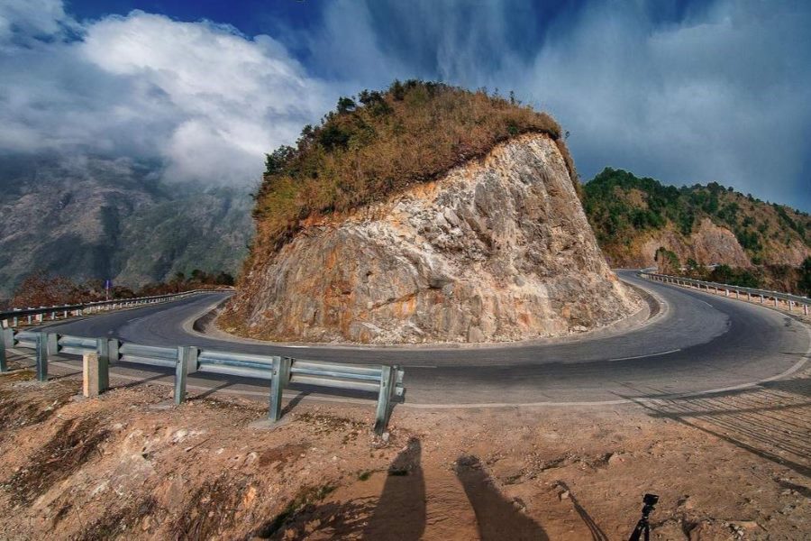 The challenging roads leading to the peak of O Quy Ho Pass