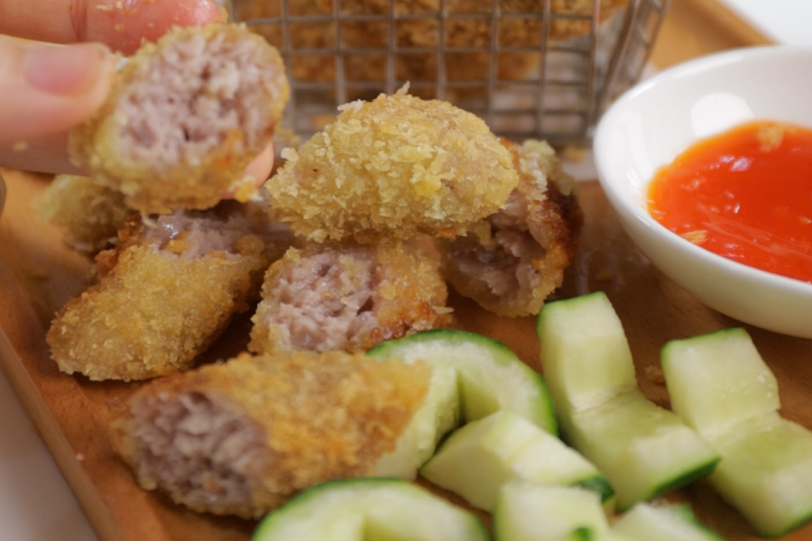 The saltiness of nem chua ran and the heat of chili sauce makes you want to drink more bia hoi 