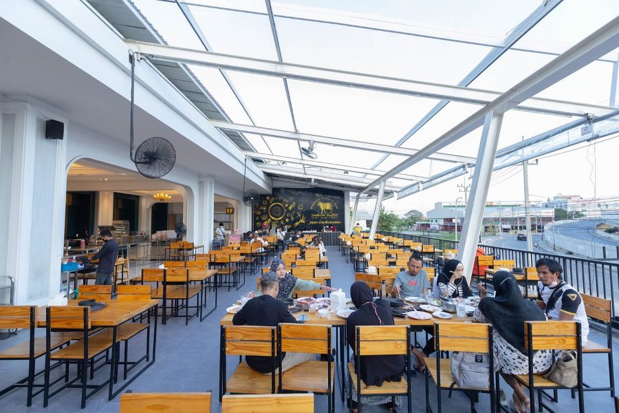 Sinthorn Steakhouse is a Muslim-owned halal food restaurant in Bangkok that offers a diverse mix of cuisine