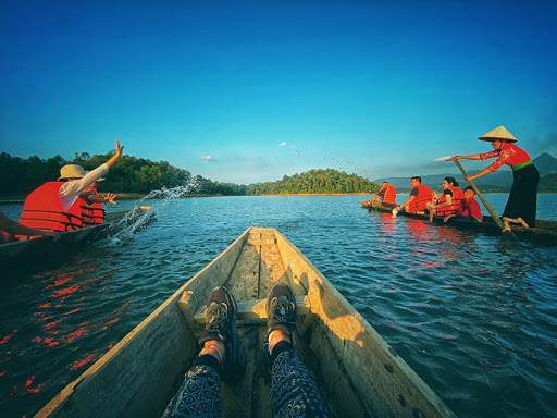 Sitting on a boat to admire the scenery of Pa Khoang lake