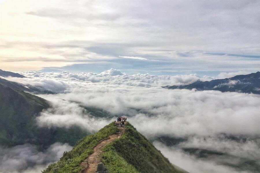 Windy Ta Xua Peak proudly claims its spot among Vietnam's top 10 highest peaks