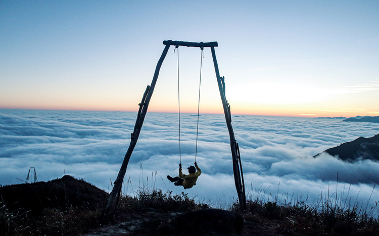 A swing on the peak of Bach Moc Luong Tu