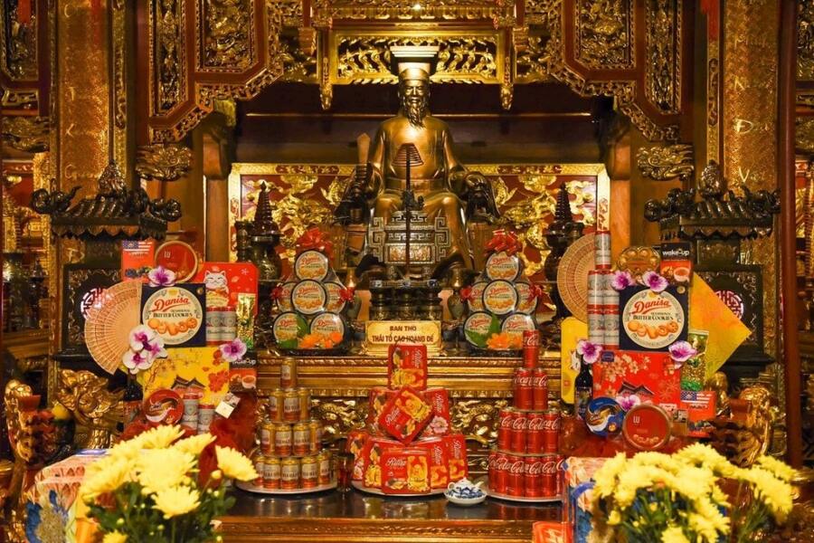 The altar to Emperor Le Thai To (Le Loi) in Xuong Giang Temple. Source: VOV