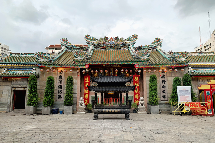  Wat Mangkon Kamalawat, also known as Wat Leng Noei Yi, is one of the most significant and revered Chinese Buddhist temples in Bangkok