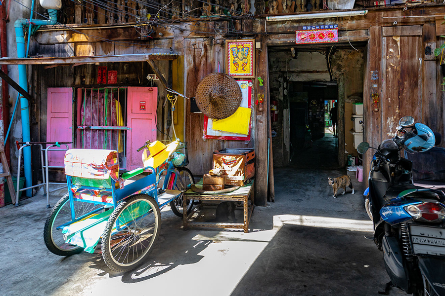 Talad Noi is a historic neighborhood located within the Chinatown district of Bangkok