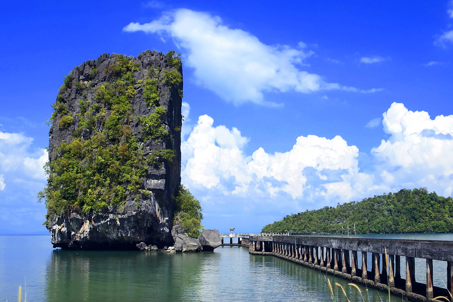 Tarutao National Marine Park is situated in the southern part of the Andaman Sea, encompassing an archipelago of 51 islands