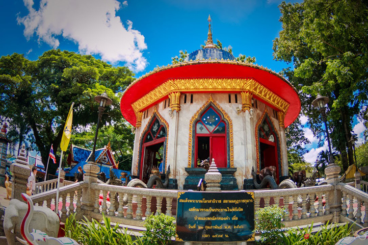  The Phra Chao Tak Sin Maharat Shrine is a significant historical and cultural site located in Nakhon Sawan