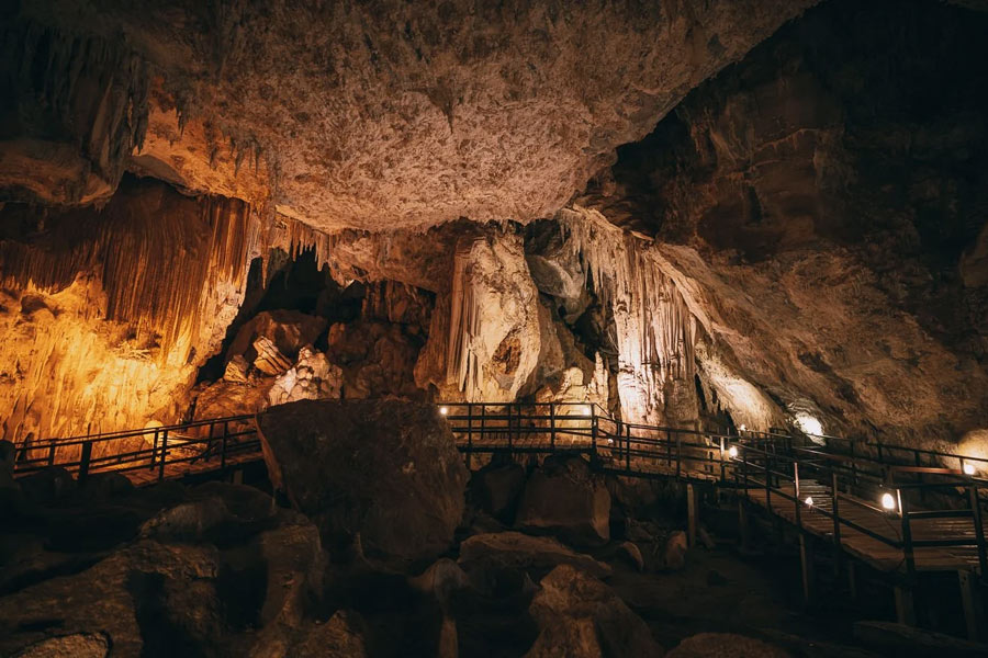  Diamond Cave is characterized by its impressive stalactites and stalagmites, which give the cave its name