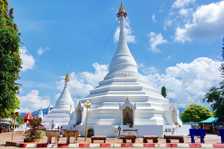 The oldest structures of the temple are two large whitewashed chedis (stupas)