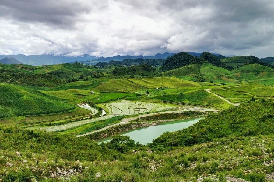 Tham Piew Cave is located in Muang Kham district, Xieng Khouang province 