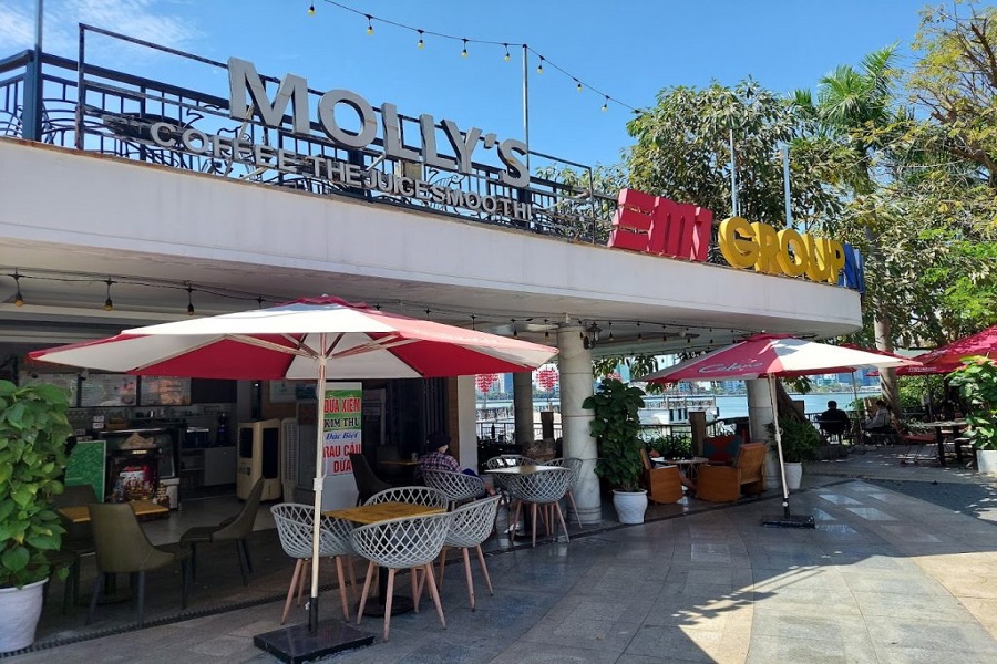 The café located right by the Bridge of Love also serves as a perfect meeting spot