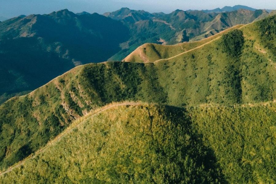Dinosaur spine is a famous trekking spot in Ta Xua mountain