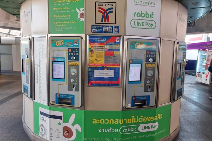 Buying a Bangkok MRT ticket easily at the ticket machine