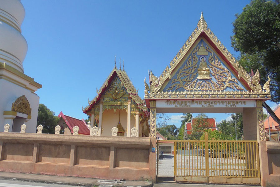 Explore Wat Tantayapirom Phra Aram Luang's beauty