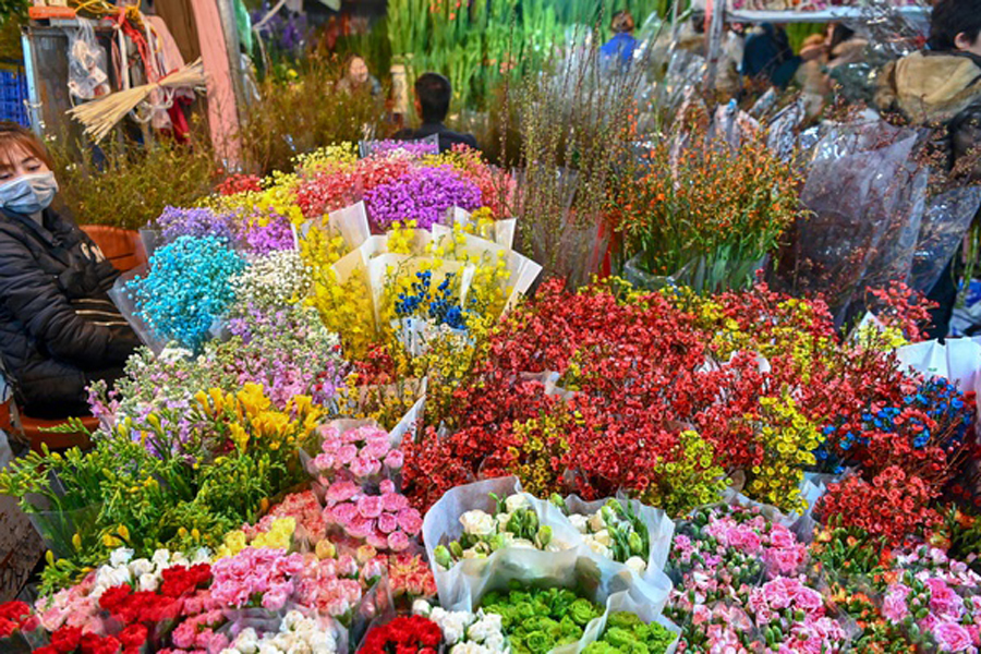 Traditional Quang Ba Flower Market