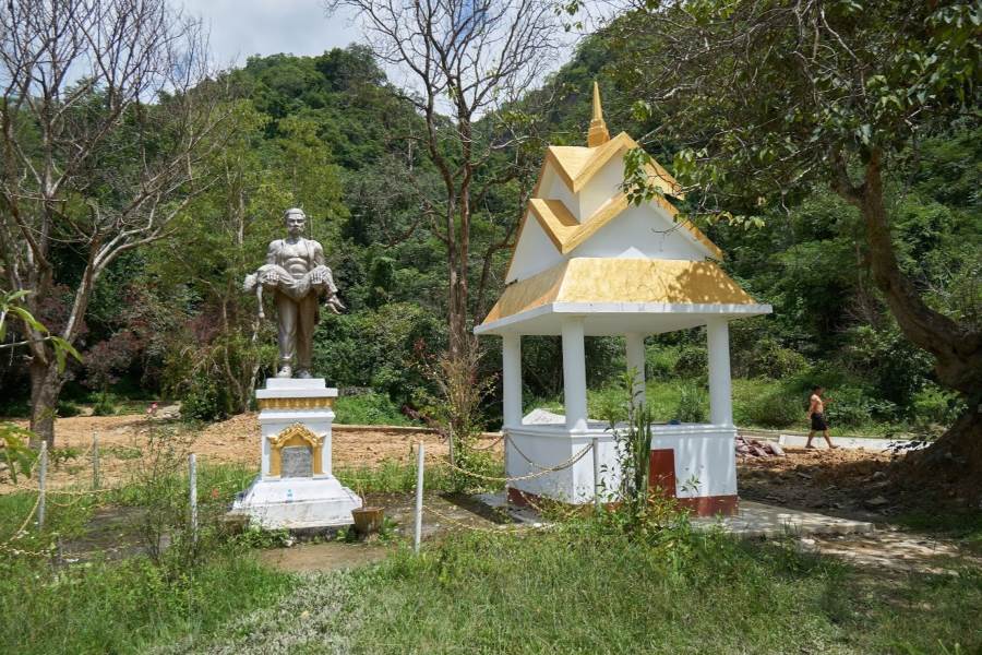 Tham Piew Cave is located in Muang Kham District 