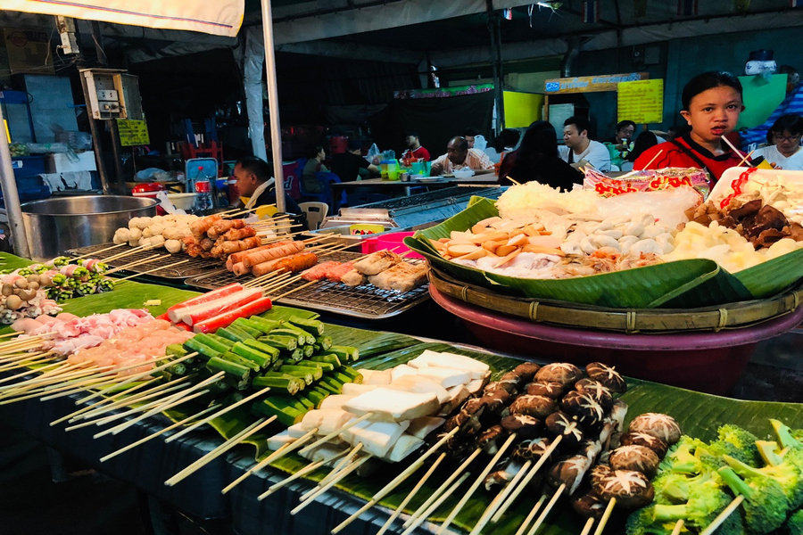 Thailand Street Food has a variety of dishes and flavors. Source: Dat Viet Tour