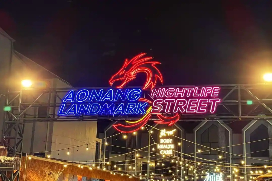 This night market has many interesting things waiting for you. Source: Travelers Enthusiasm