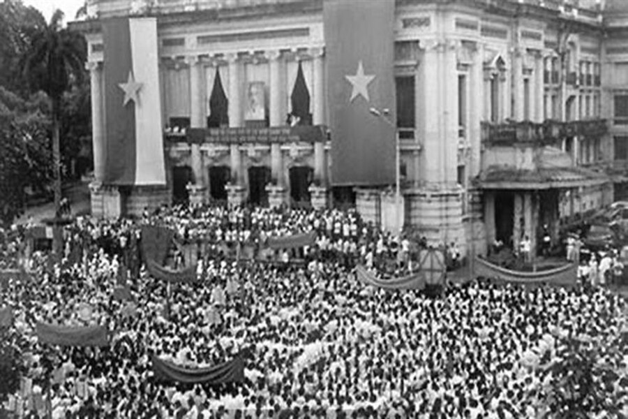 August Revolution took place at the Hanoi Opera House. Photo: Quan doi Nhan dan