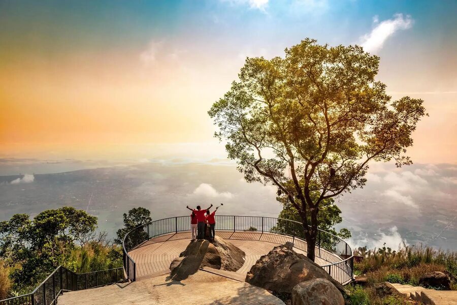 Cloud hunting at Ba Den Mountain. Source: VN Express