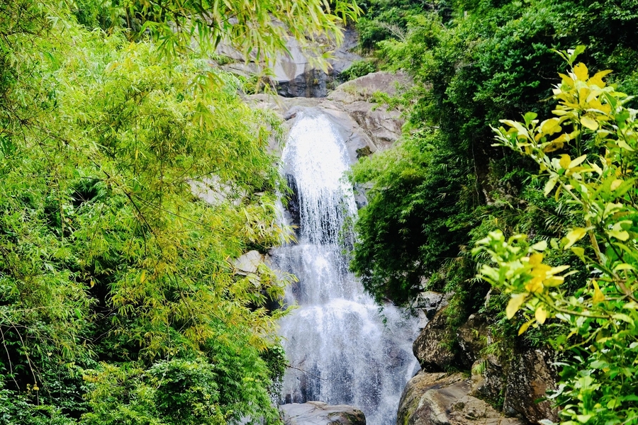 Each floor of the Khe Van Waterfall has its unique beauty. Source: Thanhnien News