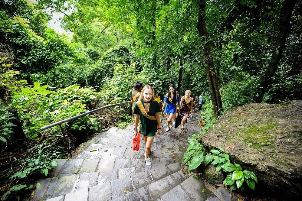 Tourists have climb over the stone steps to enter the cave. Source: MIA.vn