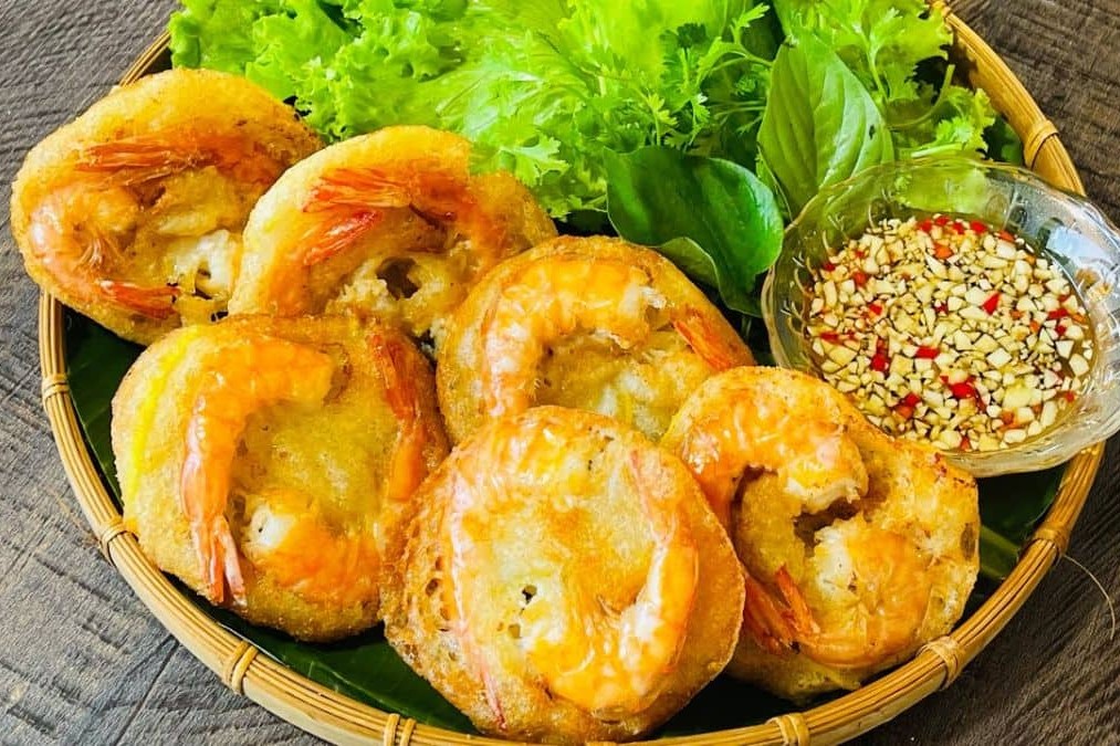 Fried shrimp cakes are one of the specialties of West Lake. Source: Xanh SM