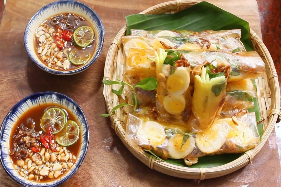 Rice paper roll is a delicious street snack that you should try. Source: Dien may XANH