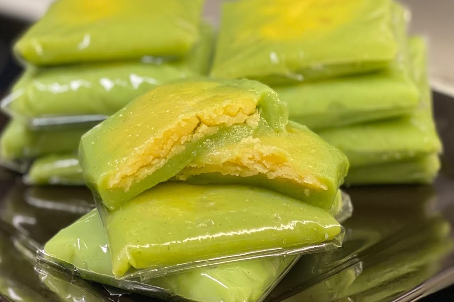 The cake has a rich sweet flavor but not overpowering. Photo; Banh com Nguyen Ninh