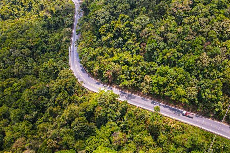 A dangerous blind bend on Bao Loc Pass. Photo: VinWonders