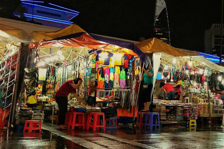 Vibrant Atmosphere in Ben Thanh Market 