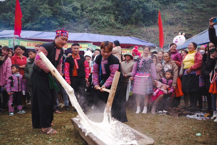 H'mong people open the Gau Tao festival in the new year spring. Photo: Lao Dong Newspapers