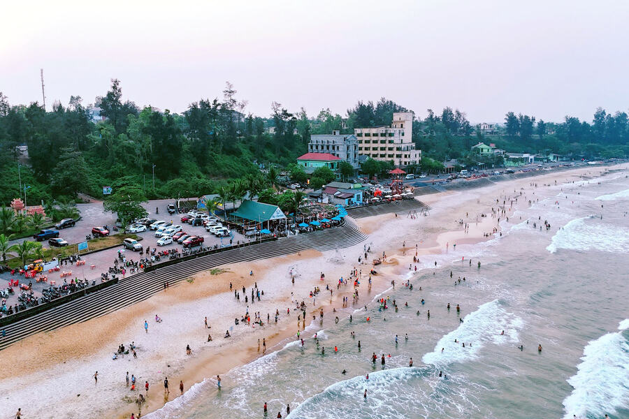 Cua Tung Beach attracts visitors every summer. Photo: Phong Nha Explorer