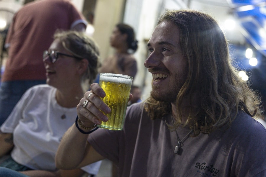 Foreigners enjoy Bia Hoi