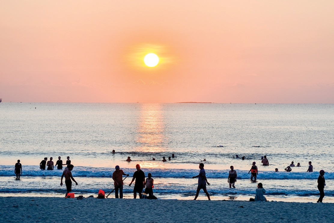 People enjoys the gentle dawn on the beach. Source: Bao Quang Ngai