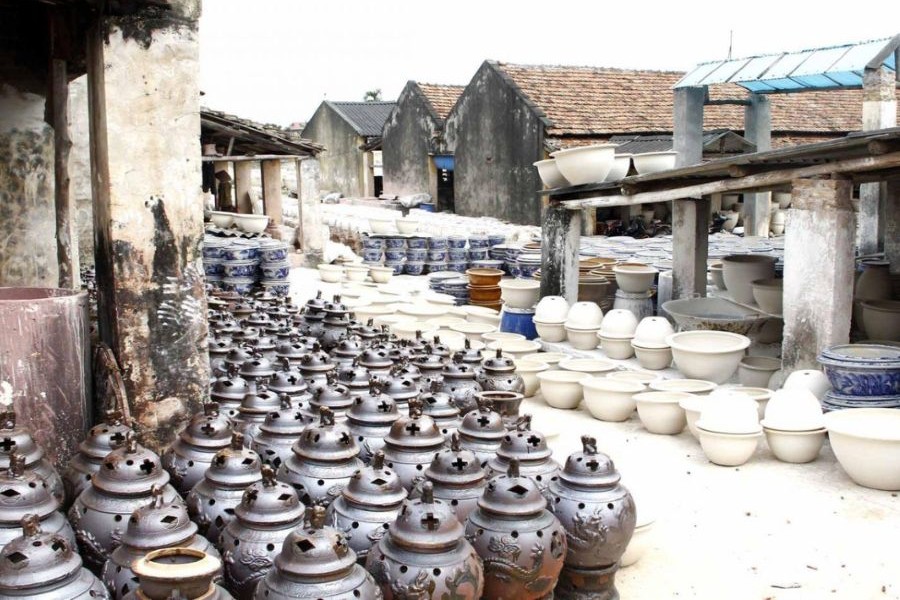 Traditional pottery-making at Bồ Bát ceramic village
