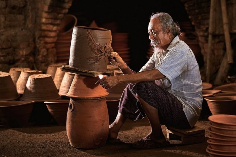 Bo Bat, ceramic artisan