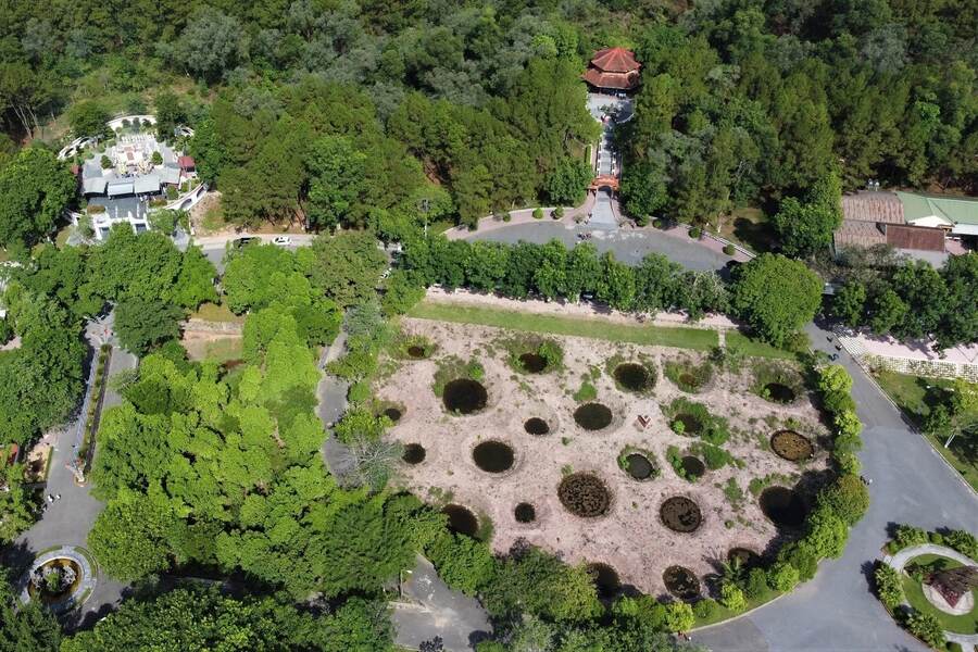 The remaining bomb craters show that this place was once heavily bombed. Photo: Dan tri