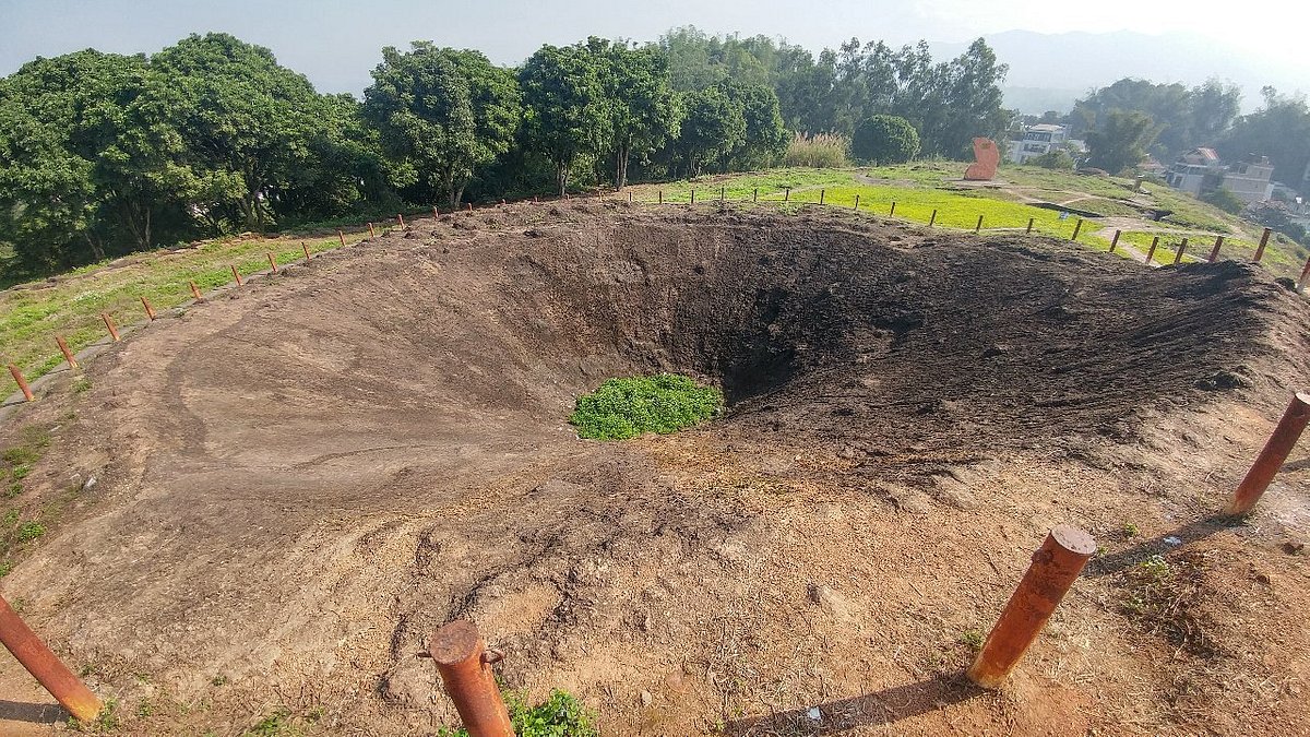  The bomb crater resulting from the explosion of over 900 kilograms