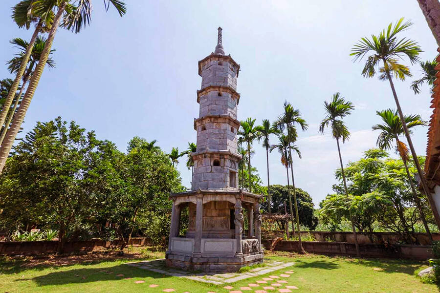 Bao Nghiem Tower is like a giant pen in the blue sky