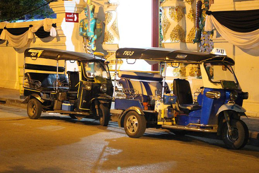 Tuk tuk in Wat Rong Khun