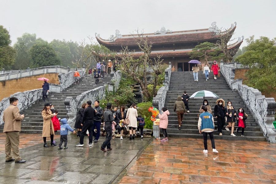 Many tourists go to Chung Son Temple to show gratitude to the national heroes