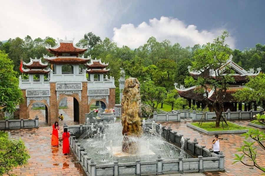 The spacious yard with meticulous design