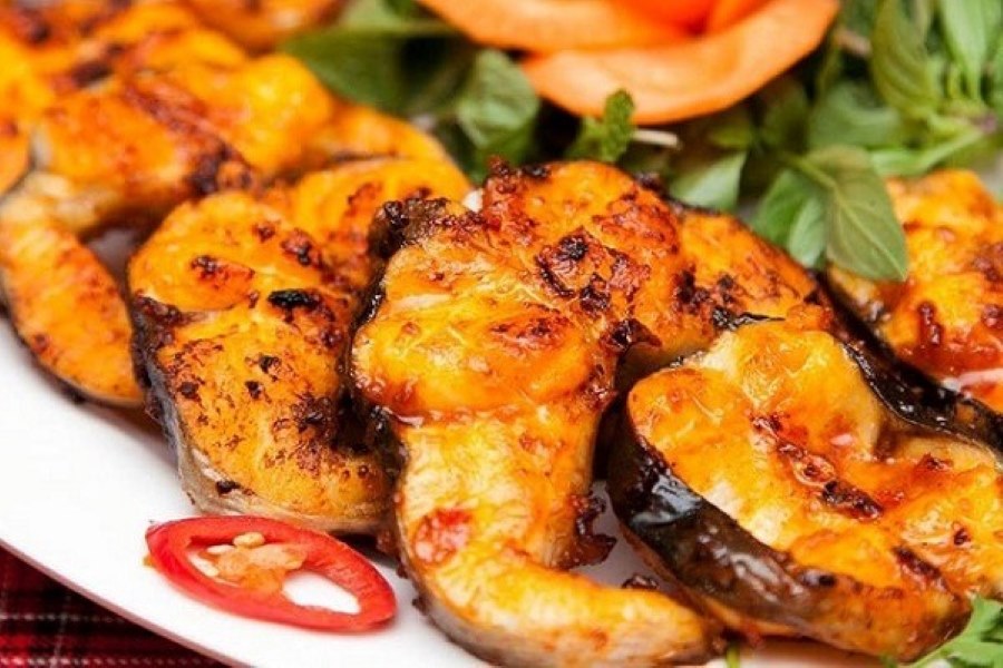 A nice serving of grilled Lang catfish will have you coming back for more (Photo: Loc Bien)